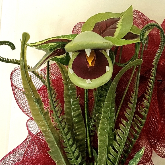 Wreath a la Little Shop of Horrors Mesh Ruffles Bow - Picture 4 of 7